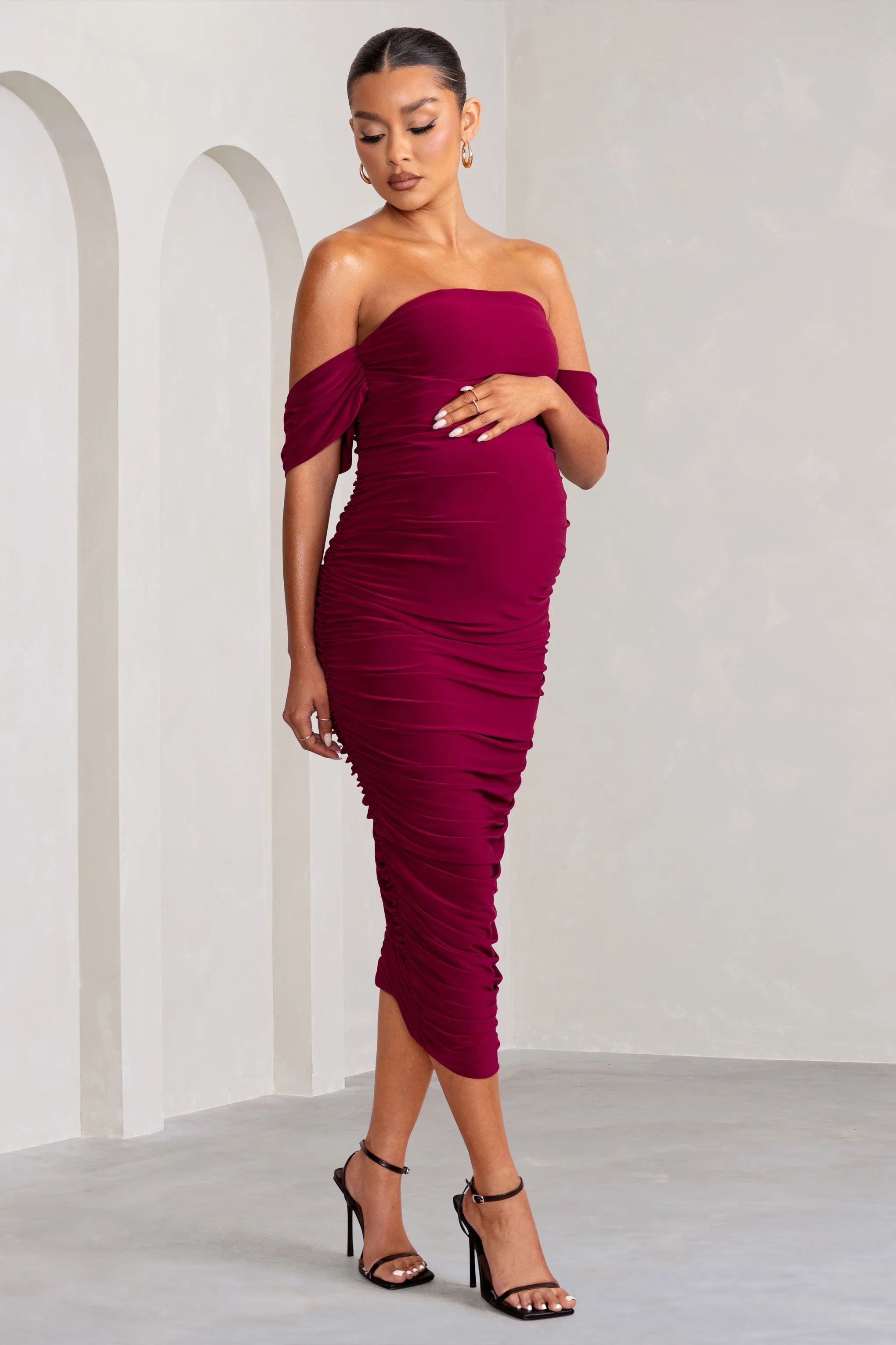 Plus One | Robe mi-longue de grossesse rouge a volants et drapee coupe Bardot