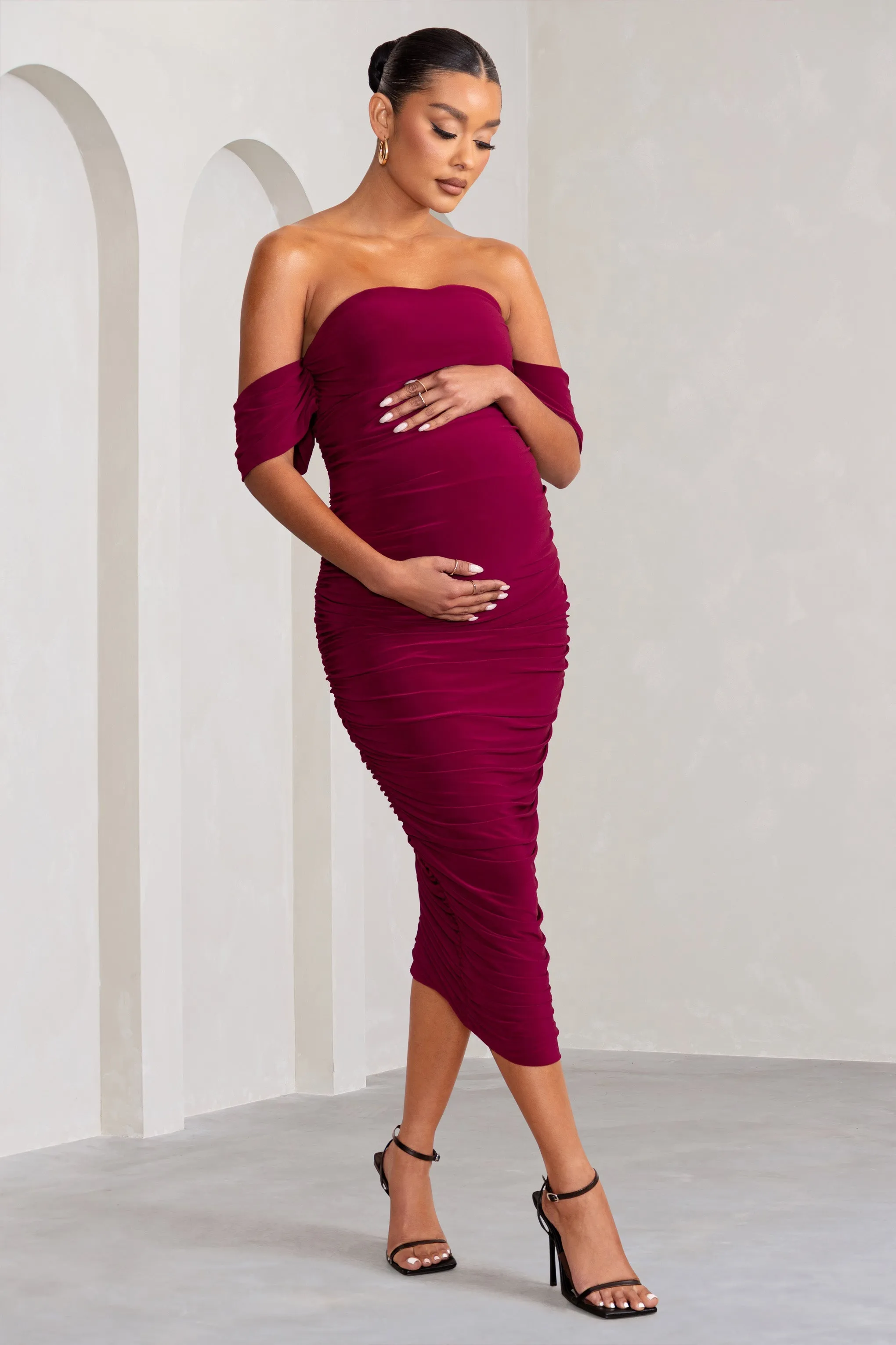 Plus One | Robe mi-longue de grossesse rouge a volants et drapee coupe Bardot