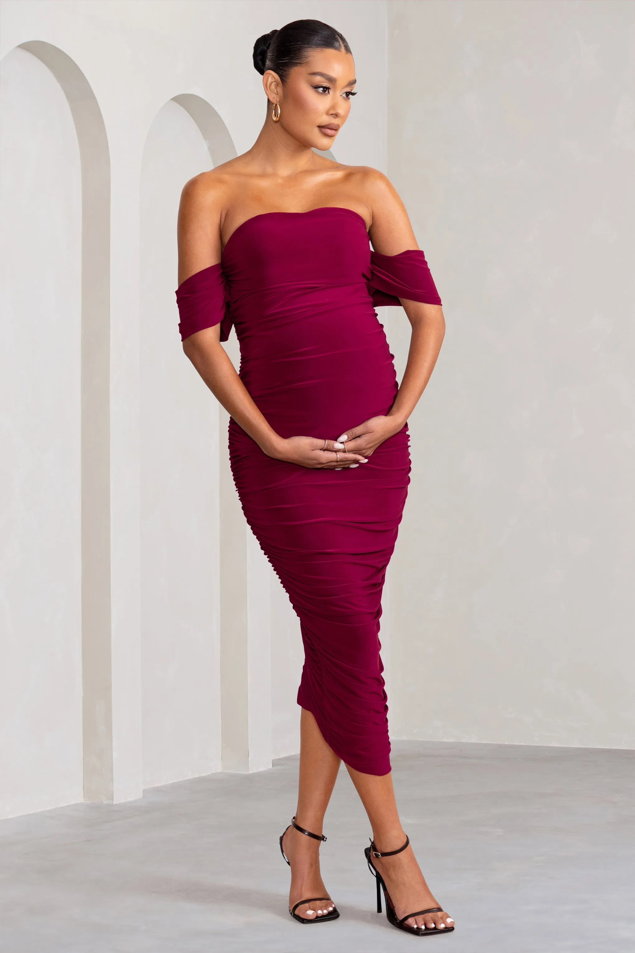 Plus One | Robe mi-longue de grossesse rouge a volants et drapee coupe Bardot